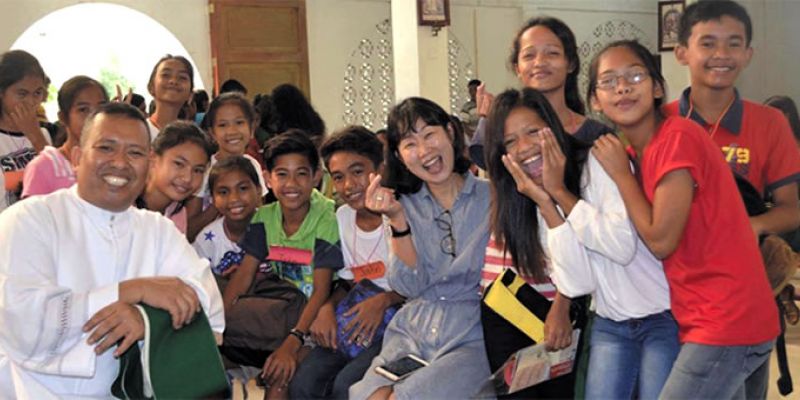 Sihyeon and Columban Fr. Rolly with a youth group in the Philippines,