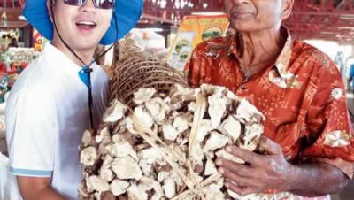 Andrew (left) at a Ba market with yaqona root seller